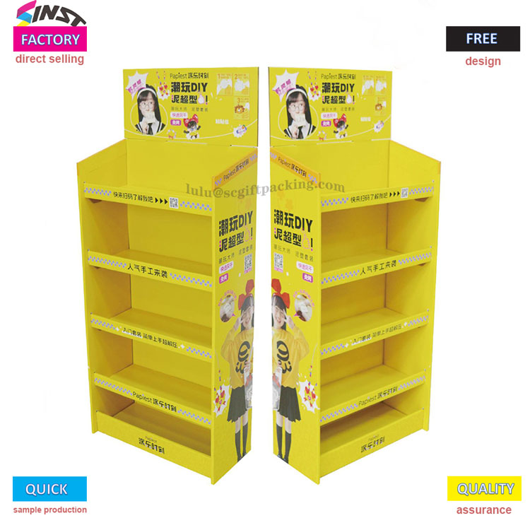 Супермаркеттегі кішкентай сары картон дисплей сөресі жанып тұр!