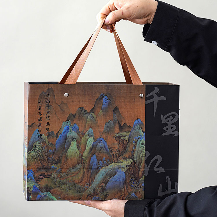 Таулар мен өзендердің рухымен сусындаған керамикалық шыныаяқ сыйлық қорабы — оны қолыңызда ұстау жылу сезімін береді.